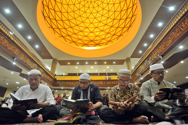 Sejumlah jemaah beriktikaf dengan membaca Alquran di Masjid Jabal Rahmah, Indarung Padang, Sumbar, Kamis malam. ANTARA/Iggoy el Fitra