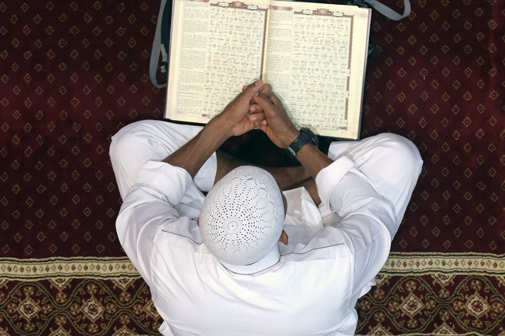 Umat Islam melaksanakan iktikaf akhir Ramadan di Masjid Al-Makmur, Lampriet, Banda Aceh, Aceh, Jumat (16/6/2017). ANTARA/Irwansyah Putra