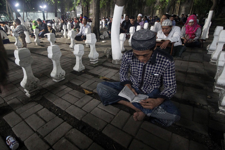 Kawasan Masjid dan Makam Sunan Ampel dikunjungi ribuan umat muslim untuk beribadah dan berharap mendapatkan malam Lailatulkadar, malam yang lebih baik dari seribu bulan. ANTARA/Moch Asim