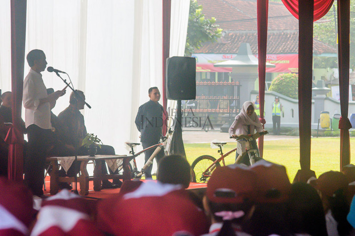 Seperti biasanya, Presiden memberikan pertanyaan kepada para siswa yang ditunjuk untuk maju ke depan. Ada tiga siswa yang berkesempatan maju ke depan dan memperoleh sepeda.