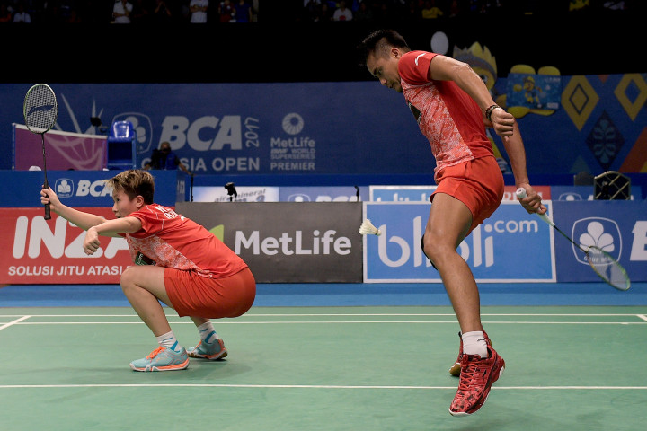 Wakil Indonesia selanjutnya berasal dari ganda campuran yang diwakili Tontowi Ahmad/Liliyana Natsir. Pasangan peraih medali emas Olimpiade 2016 Rio de Janeiro ini berhasil menggulung duet Malaysia Tan Kiang Meng/Lai Pei Jing 21-18, 21-16. Tontowi/Liliyana akan berjumpa wakil Malaysia lainnya, Chan Peng Soon/Peck Yen Wei.