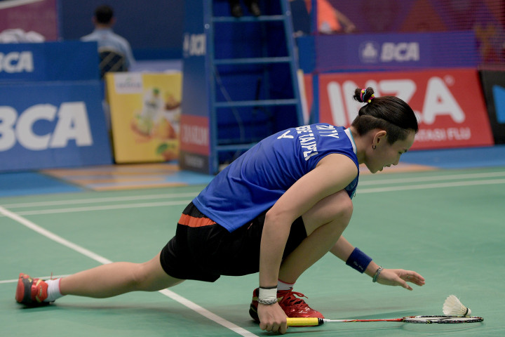 Sementara tunggal putri nomor satu dunia Tai Tzu Ying tersungkur oleh pemain Thailand Nitchanon Jindapol dalam drama tiga gim 19-21, 21-8, 17-21. 