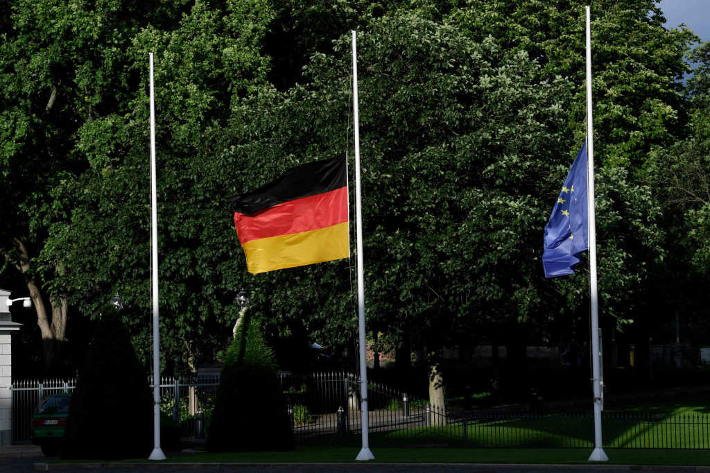 Bendera Jerman dan Uni Eropa dikibarkan setengah tiang di Istana Kepresidenan Bellevue, Belin, Jumat (16/6/2017), setelah meninggalnya Kanselir Jerman Helmut Kohl.