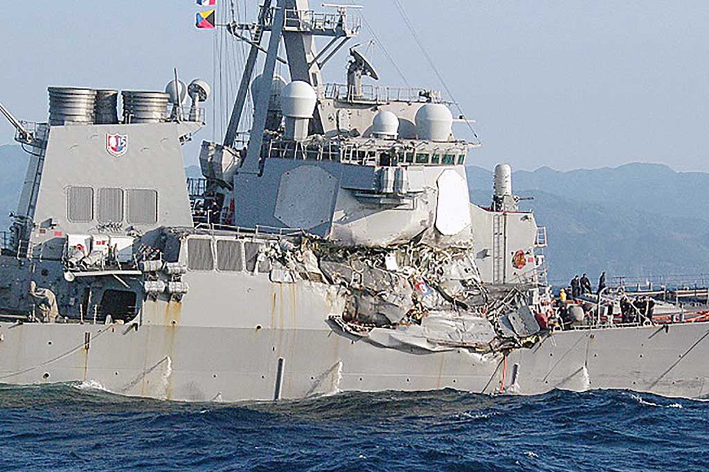 USS Fitzgerald mengalami kerusakan cukup parah di bagian geladang samping kanan tepat di depan menara kontrol.