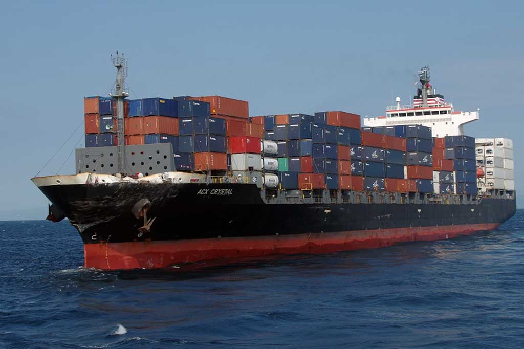 Sementara kapal kontainer Filipina CX Crystal mengalami kerusakan relatif ringan di bagian haluan kapal. Kapal kontainer komersial setinggi 222 meter tersebut sedang dalam perjalanan ke Tokyo.