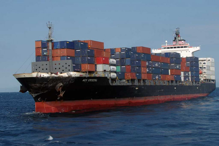 Sementara kapal kontainer Filipina CX Crystal mengalami kerusakan relatif ringan di bagian haluan kapal. Kapal kontainer komersial setinggi 222 meter tersebut sedang dalam perjalanan ke Tokyo.