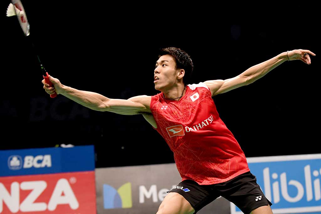 Tunggal putra Jepang Kazumasa Sakai berusaha menggembalikan kok ke arah pebulutangkis India Prannoy H.S. di babak semifinal Indonesia Terbuka, Sabtu (17/6/2017). AFP/Goh Chai Hin