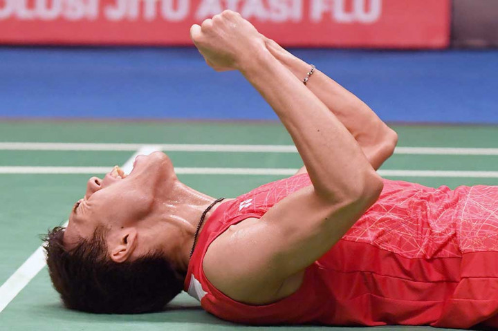 Sakai meluapkan kegembiraannya usai menundukkan Prannoy dalam drama tiga gim 21-17, 26-28 dan 18-21. AFP/Goh Chai Hin