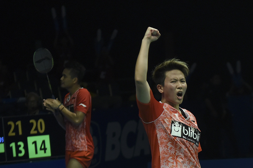 Selepas interval game kedua, Owi/Butet kian di atas angin. Mereka begitu mudah menempatkan bola-bola mati yang tak bisa dikembalikan pasangan Malaysia. Termasuk pengembalian bola dari Peck yang keluar dari lapangan, sehingga membuat Owi/Butet menang dengan 21-14.