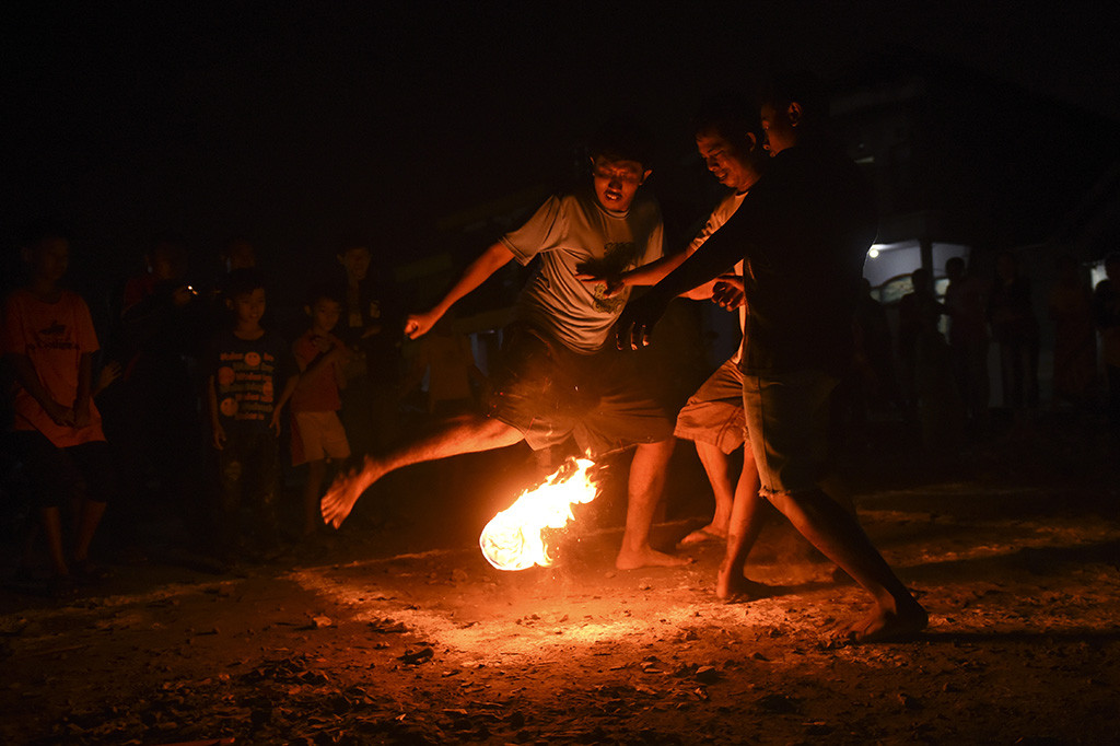 Sepak Bola Api Meriahkan Ramadan di Surabaya