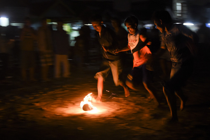Sepak Bola Api Meriahkan Ramadan di Surabaya