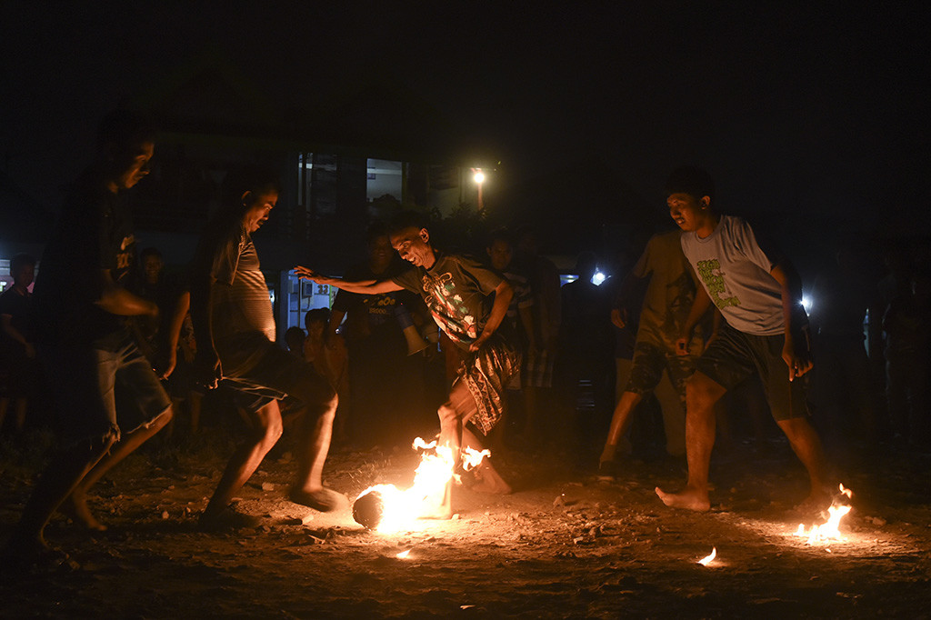 Sepak Bola Api Meriahkan Ramadan di Surabaya