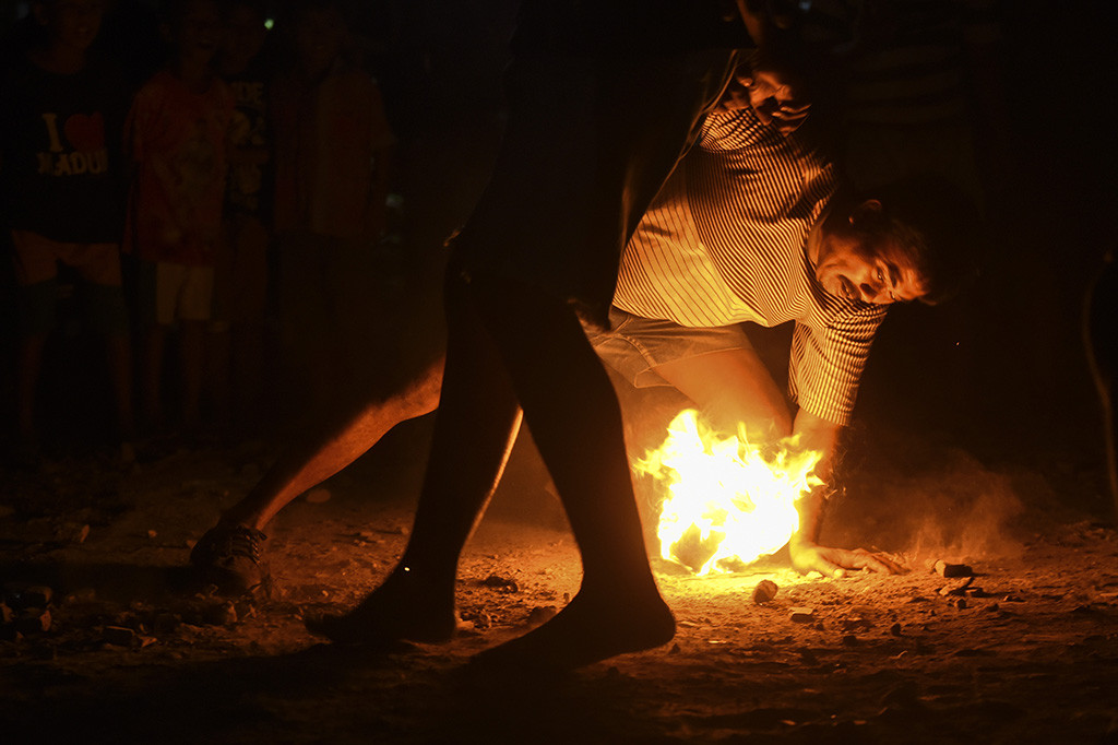 Sepak Bola Api Meriahkan Ramadan di Surabaya