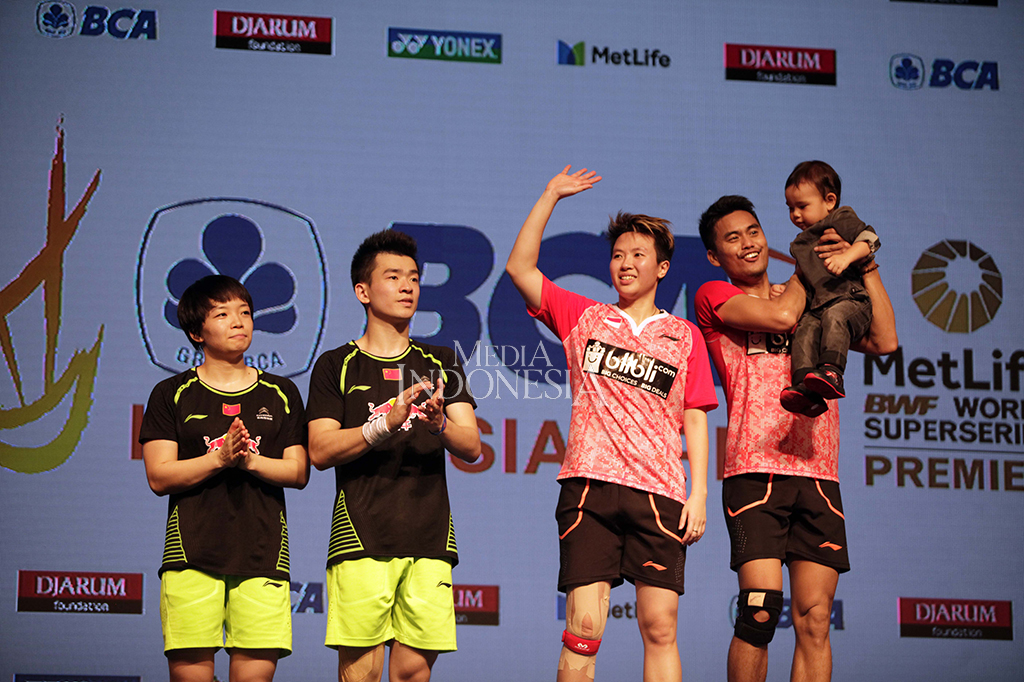 Tontowi/Liliyana mengandalkan pukulan-pukulan keras. Mereka berhasil unggul 17-15. Tontowi/Liliyana tak terbendung, mereka bisa berhasil menyudahi pertandingan set kedua dengan skor 21-15.
