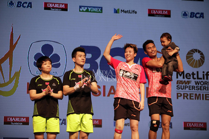 Tontowi/Liliyana mengandalkan pukulan-pukulan keras. Mereka berhasil unggul 17-15. Tontowi/Liliyana tak terbendung, mereka bisa berhasil menyudahi pertandingan set kedua dengan skor 21-15.
