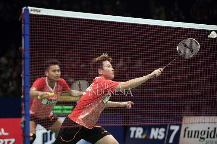 Pada set pertama final, Tontowi/Liliyana (Owi/Butet) mendominasi. Mereka sempat unggul 11-8.