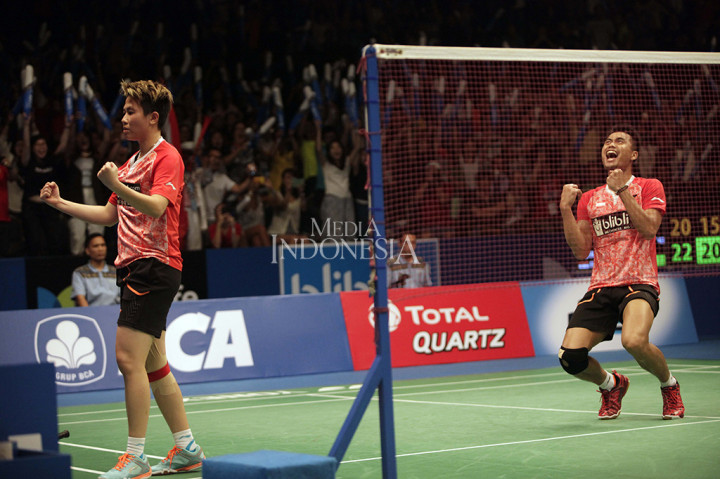 Di gim kedua, Zheng/Chen berupaya lebih agresif dalam melancarkan serangan. Namun demikian, Tontowi/Liliyana berhasil unggul 11-10.