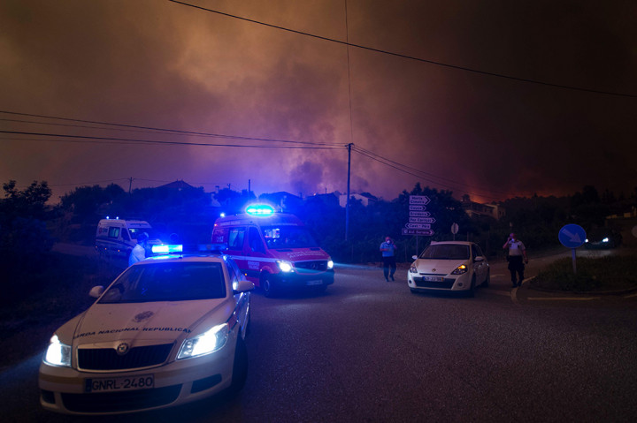 Perdana Menteri Portugal, Antonio Costa mengatakan ratusan mobil pemadam kebakaran dikerahkan untuk mengatasi kobaran api yang telah menyebar di berbagai area itu. 