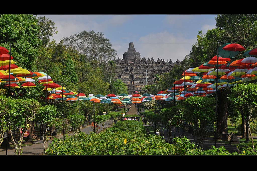 Ratusan payung warna-warni menghiasi jalan menuju candi Borobudur kawasan Taman Wisata Candi (TWC) Borobudur, Magelang, Jawa Tengah.