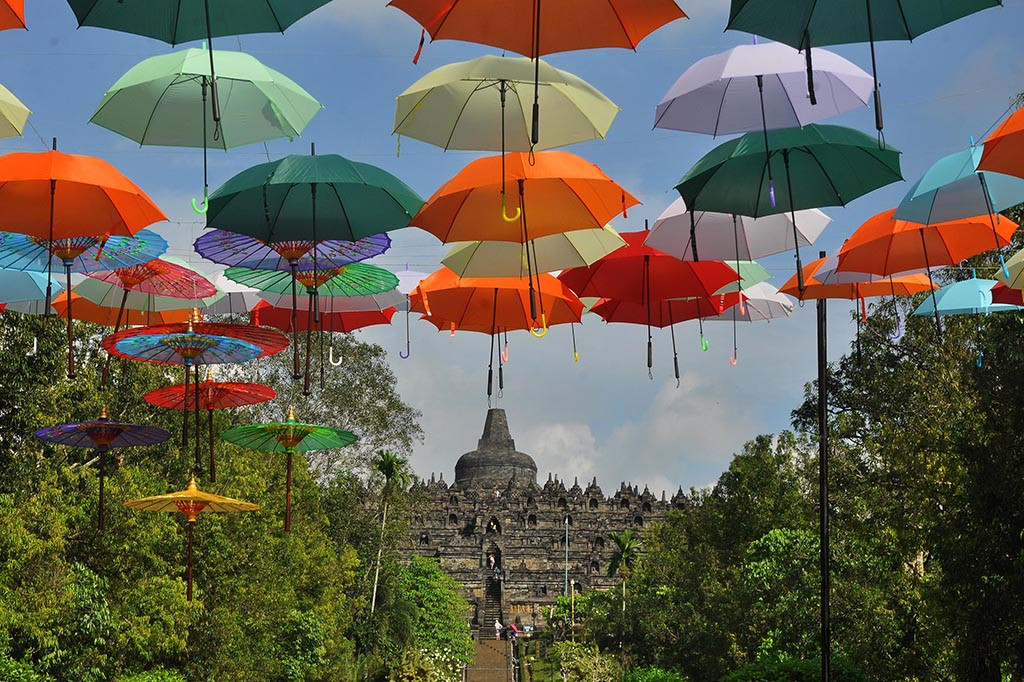 Pemasangan payung tersebut untuk memperindah pemandangan Candi Borobudur sekaligus untuk memberikan rasa teduh kepada wisatawan. 
