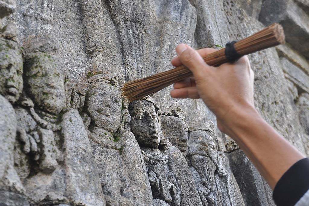 Selain menghiasi candi dengan payung warna-warni,  Petugas Balai Konservasi Candi Borobudur juga rutin membersihkan relief di dinding candi dari lumut dan jamur yang menempel. Hal ini untuk menghindari pelapukan dan korosi, sehingga keindahan candi tetap terjaga. 