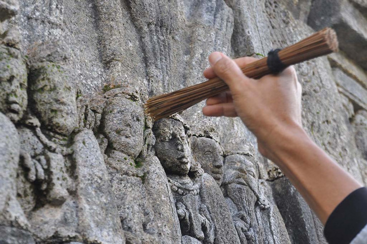 Selain menghiasi candi dengan payung warna-warni,  Petugas Balai Konservasi Candi Borobudur juga rutin membersihkan relief di dinding candi dari lumut dan jamur yang menempel. Hal ini untuk menghindari pelapukan dan korosi, sehingga keindahan candi tetap terjaga. 