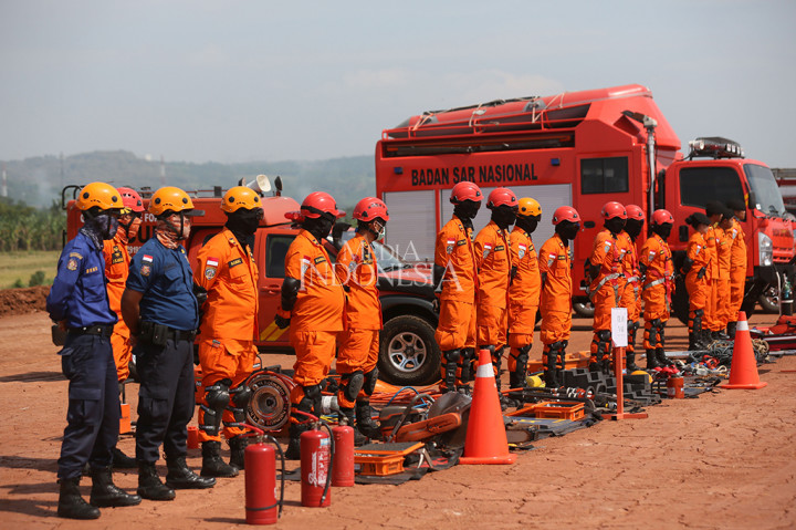 Basarnas Jateng menggelar simulasi evakuasi pemudik yang terjebak macet parah dan membutuhkan pertolongan cepat di exit tol Gringsing, Batang. Langkah darurat yang dilakukan yaitu evakuasi menggunakan helikopter.