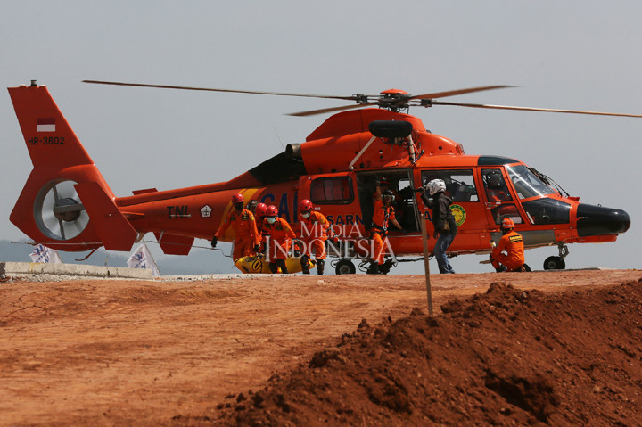Dalam simulasi tersebut terlihat, helikopter jenis Dauphin milik Basarnas yang sudah bersiaga langsung meluncur cepat dan melakukan evakuasi dengan tali sementara helikopter terbang rendah. Korban kemudian segera dibawa ke posko kesehatan di tol Gringsing untuk dilakukan penanganan darurat.