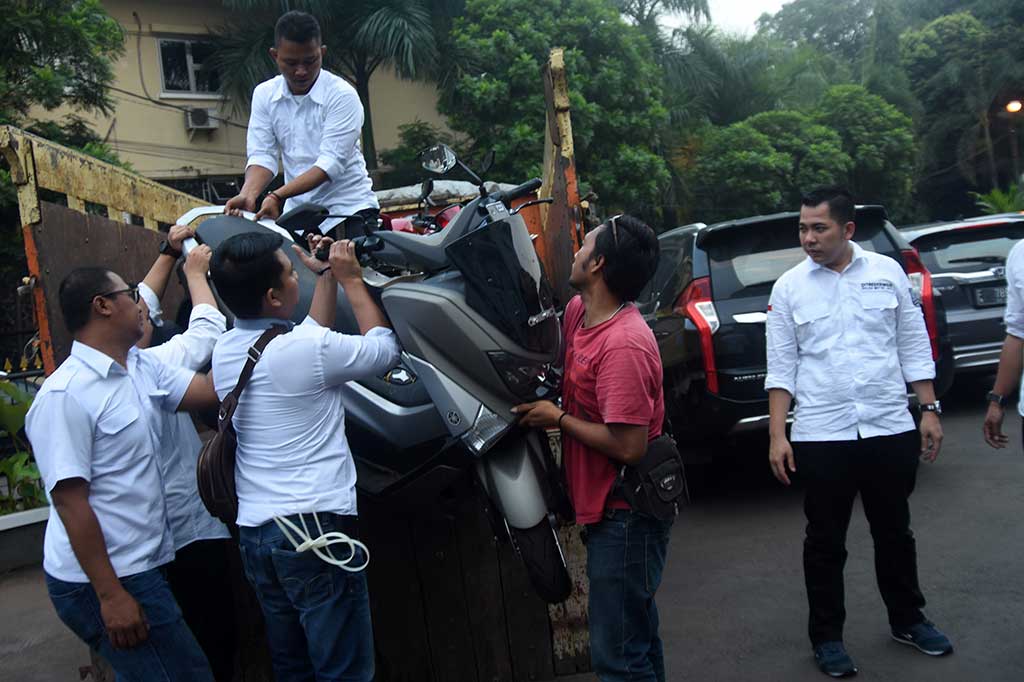 Penyidik dari Polda Metro Jaya menurunkan barang bukti motor saat pelimpahan tahap dua kasus penipuan dan penggelapan uang bermodus KSP Pandawa Mandiri Group.