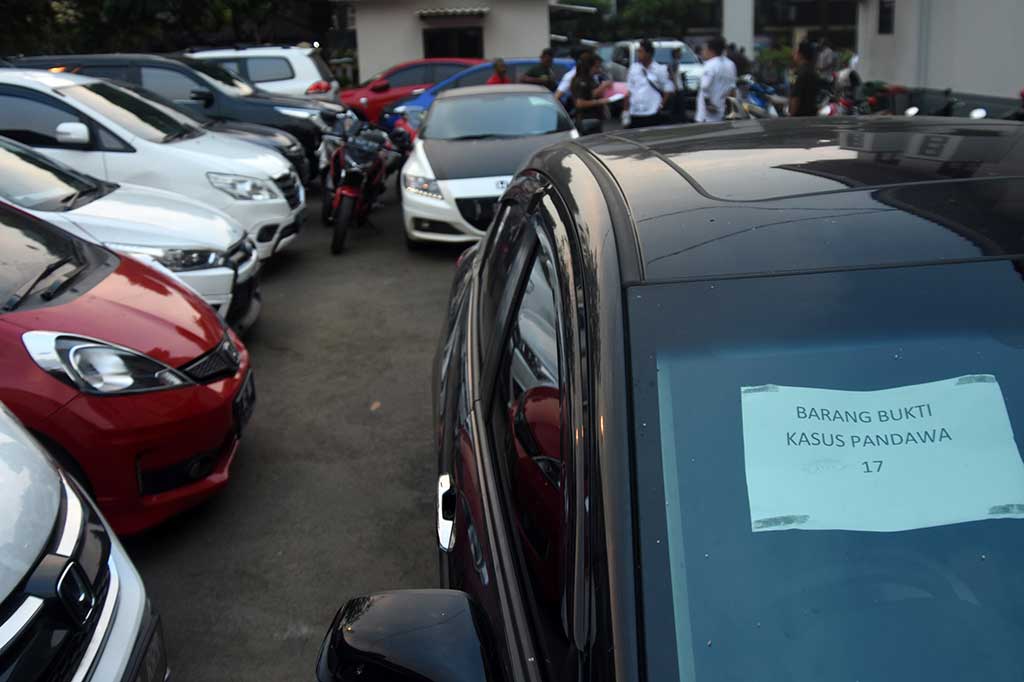 Barang bukti yang dilimpahkan diantaranya 48 unit mobil dan ratusan motor.