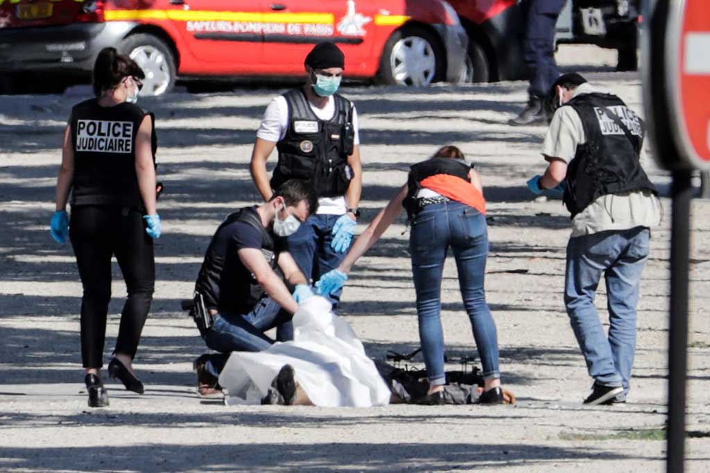 Polisi mengidentifikasi pelaku sebagai pria berusia 31 tahun dari pinggiran kota Argenteuil, Paris yang memiliki file 'S', yang berarti dia telah ditandai karena diduga berhubungan dengan ekstremisme.