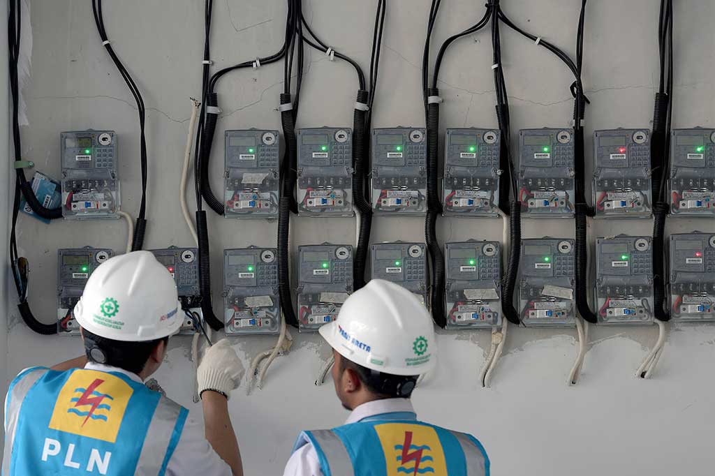 Petugas PLN Area Bulungan Distribusi Jakarta Raya melakukan penyambungan penambahan daya pelanggan 1300 VA menjadi 2200 VA di kawasan Kebayoran Lama, Jakarta Selatan, Selasa (20/6/2017). 