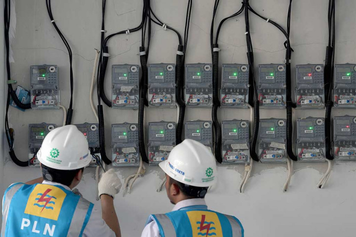 Petugas PLN Area Bulungan Distribusi Jakarta Raya melakukan penyambungan penambahan daya pelanggan 1300 VA menjadi 2200 VA di kawasan Kebayoran Lama, Jakarta Selatan, Selasa (20/6/2017). 