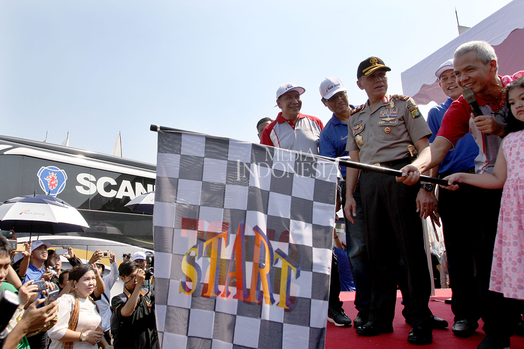 Gubernur Jawa Tengah Ganjar Pranowo didampingi Kapolda Metro Jaya Irjen Pol Iriawan dan Direktur Utama Bank Jateng Supriyatno resmi melepas rombongan mudik lebaran 2017 di TMII Jakarta.