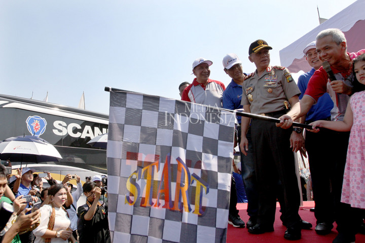 Gubernur Jawa Tengah Ganjar Pranowo didampingi Kapolda Metro Jaya Irjen Pol Iriawan dan Direktur Utama Bank Jateng Supriyatno resmi melepas rombongan mudik lebaran 2017 di TMII Jakarta.