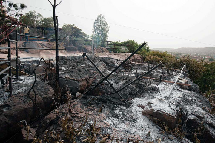 Resor wisata Kangaba di Bamako tinggal puing-puing sisa kebakaran pascaserangan pria bersenjata pada Minggu (18/6/2017) waktu setempat.