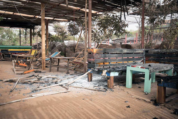 Empat pria bersenjata dengan mengendarai sepeda motor dan sebuah mobil menyerbu Le Campement Kangaba, dekat Dougourakoro, di sebelah timur ibu kota Bamako, sebuah resor yang kerap dikunjungi warga asing untuk menghabiskan libur akhir pekan.