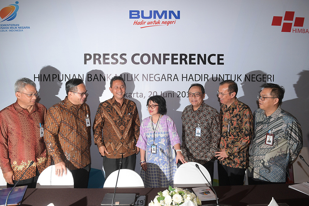 Direktur Keuangan BNI Rico Rizal Budidarmo, Dirut Bank Mandiri Kartika Wirjoatmodjo, Deputi Kementerian BUMN Gatot Trihargo, Direktur Eksekutif Bank Indonesia Eny V Panggabean, Ketua Himbara Maryono, Direktur Digital Banking BRI Indra Utoyo dan Direktur Bank Mandiri Rico U Frans berbincang sebelum memberikan keterangan pers di Jakarta.