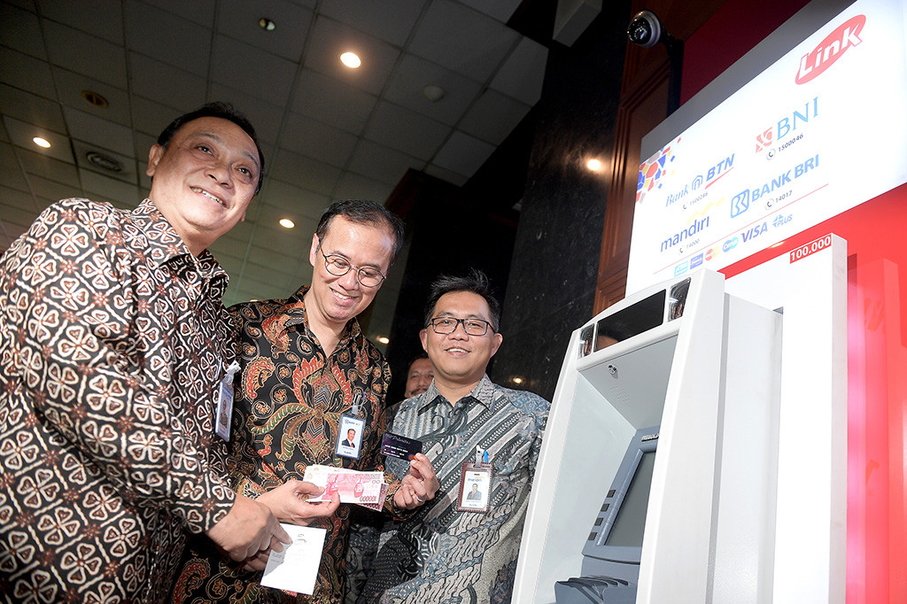 Ketua Himpunan Bank Milik Negara (Himbara) Maryono, Direktur Digital Banking BRI Indra Utoyo dan Direktur Bank Mandiri Rico U Frans meninjau mesin ATM Link Himbara Merah Putih di Jakarta.