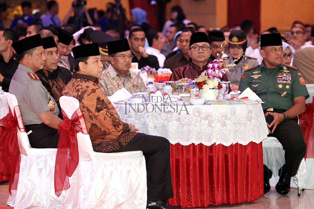 Presiden Joko Widodo, duduk bersama Wakil Presiden Jusuf Kalla, Kapolri Tito Karnavian, Panglima TNI Gatot Nurmantyo, Ketua MPR Zulkifli Hasan dan Ketua DPR Setya Novanto saat menghadiri acara buka puasa bersama keluarga besar Polri di PTIK.