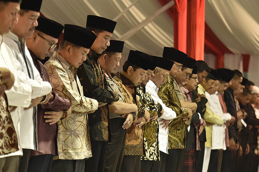 Presiden Joko Widodo bersama Wakil Presiden Jusuf Kalla dan Kapolri Jenderal Pol Tito Karnavian melaksanakan Salat Magrib disela buka puasa bersama keluarga besar Polri.