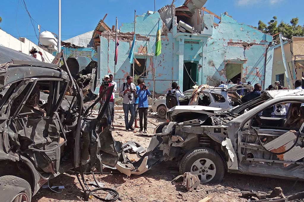 Jurnalis berada di lokasi ledakan bom mobil bunuh diri di Distrik Wadajir, Mogadishu, Somalia, Selasa (20/6/2017) waktu setempat.