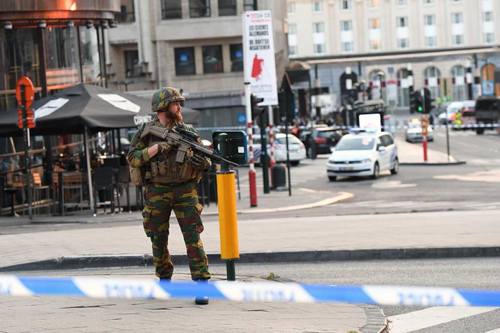 Seorang tentara berjaga-jaga di luar stasiun kereta api di Brussels, pascaledakan kecil di tempat tersebut, Selasa (20/6/2017) waktu setempat.