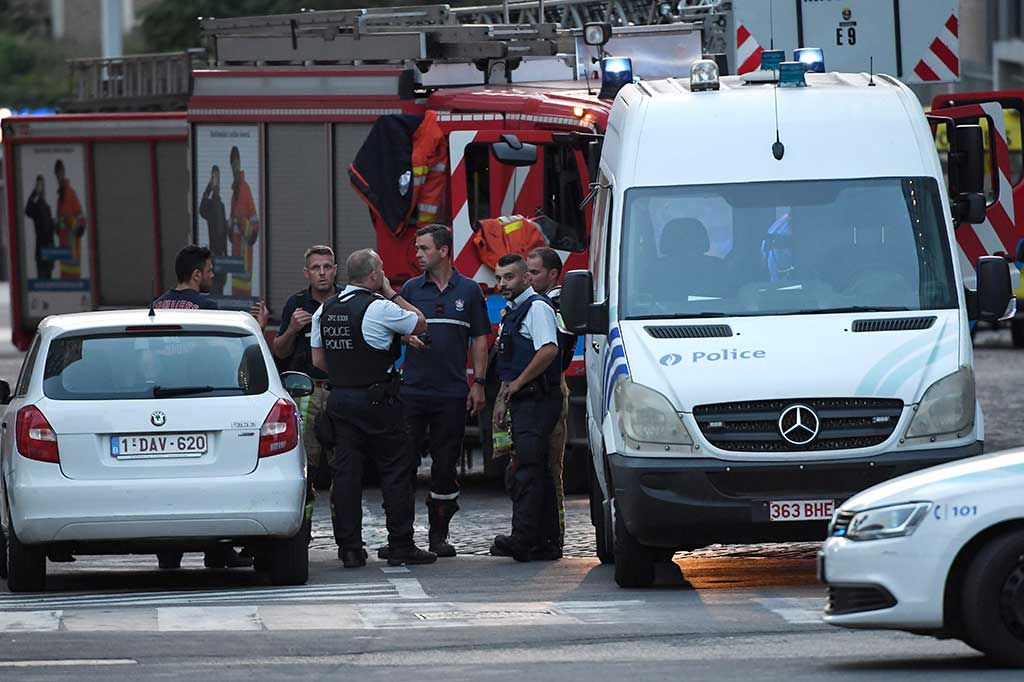Petugas pemadam kebakaran dipanggil ke tempat kejadian setelah terjadi sebuah ledakan kecil di stasiun KA Brussels.