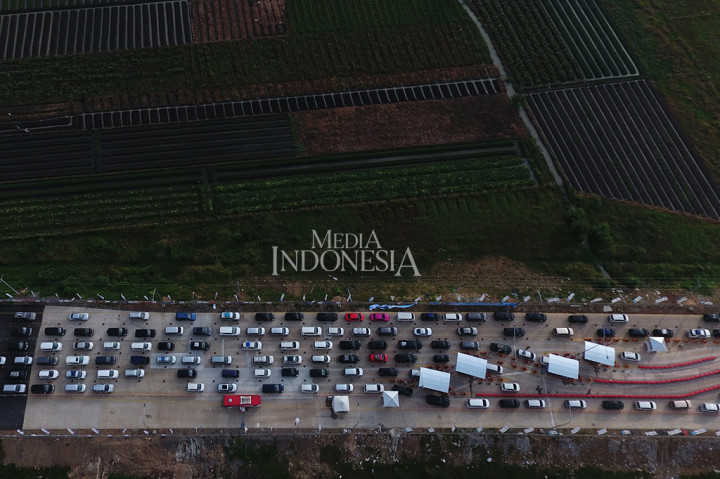 Kepadatan kendaraan pemudik saat akan keluar pintu tol Kaligangsa yang sekaligus menjadi pintu masuk tol fungsional Brebes- Gringsing, Brebes, Jawa Tengah, Rabu (21/06) Waktu setempat.