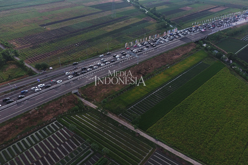 Untuk mengantisipasi adanya kepadatan tersebut petugas melakukan sistem pengalihan arus dan melakukan buka tutup menuju pintu tol terdekat.