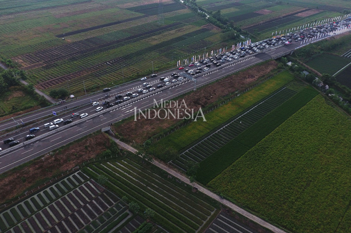 Untuk mengantisipasi adanya kepadatan tersebut petugas melakukan sistem pengalihan arus dan melakukan buka tutup menuju pintu tol terdekat.