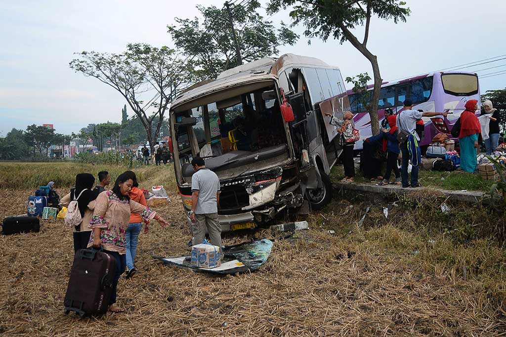 Penumpang menurunkan barang bawaan dari dalam bus yang mengalami kecelakaan di Jalur Pantura Desa Klaling, Kudus, Jawa Tengah, Rabu (21/6/2017).