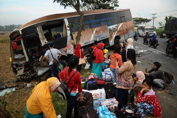 Sementara itu 34 penumpang bus selamat.
