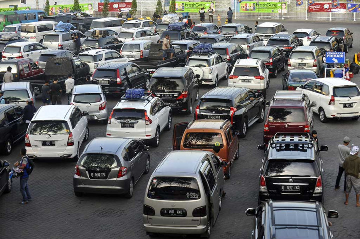 Kendaraan pibadi memadati dermaga hingga kantong-kantong parkir Pelabuhan Merak, Banten, Rabu (21/6/2017), sambil menunggu untuk diseberangkan ke Pelabuhan Bakauheni, Lampung.